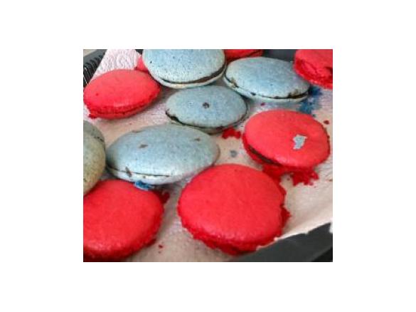 macarons con ripieno di cioccolato e mandorle