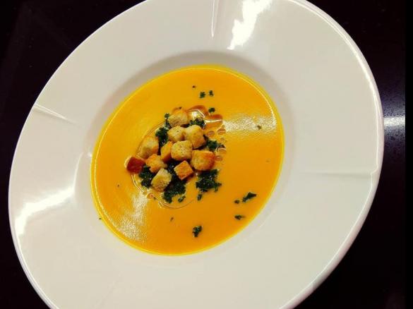 Crema di carote, patate e funghi con merluzzo e contorno di fagiolini