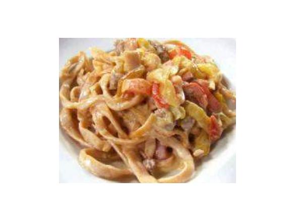 Fettuccine piccanti con peperoni e salsiccia