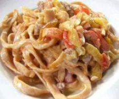 Fettuccine piccanti con peperoni e salsiccia