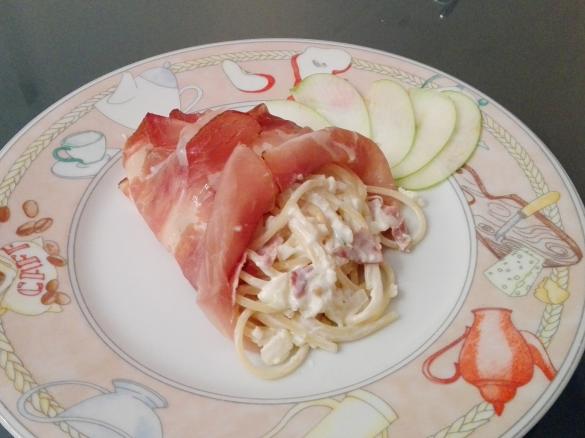 CORNUCOPIA DI SPECK RIPIENA DI SPAGHETTI AL PARMIGIANO MELA E PINOLI - CONTEST OTTOBRE