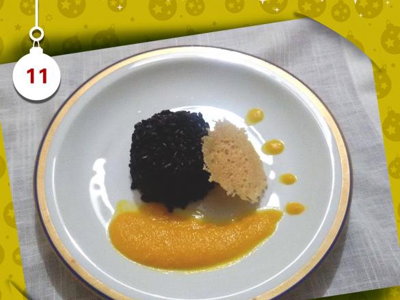 Timballini di riso venere con salsa di zucca e cialdine di parmigiano - Natale