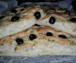 Focaccia morbida con rosmarino alle olive
