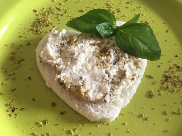 Formaggio fresco aromatizzato con basilico e pistacchio