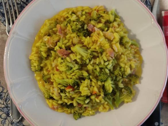 Risotto al curry con broccoletti e bacon