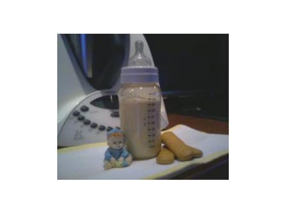 Latte con biscotto per l'infanzia