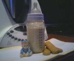 Latte con biscotto per l'infanzia