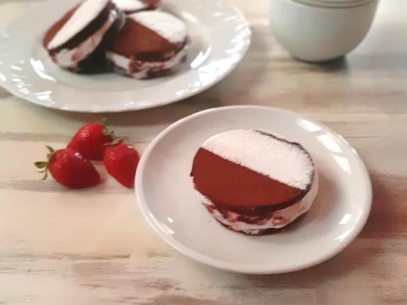 Finti YoYo al cacao con mousse di yogurt e fragole fresche a modo mio ( contest merende)