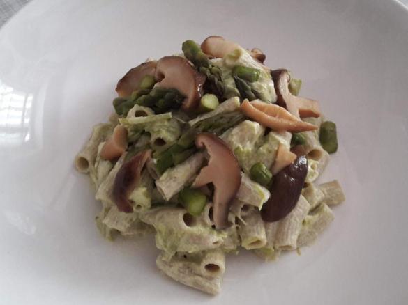 Pasta di konjac e amaranto con crema di asparagi e funghi shiitake