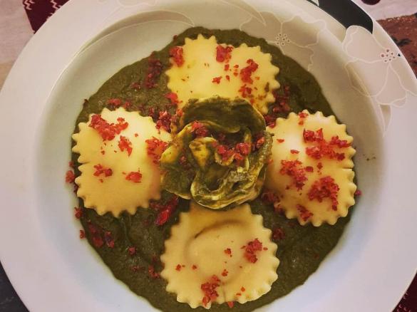Cuori di ravioli al prosciutto crudo su crema di rape e acciughe &quot;contest rape&quot;