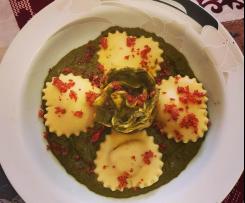 Cuori di ravioli al prosciutto crudo su crema di rape e acciughe "contest rape"