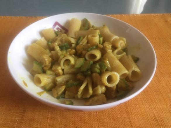 Rigatoni con pollo e verdure