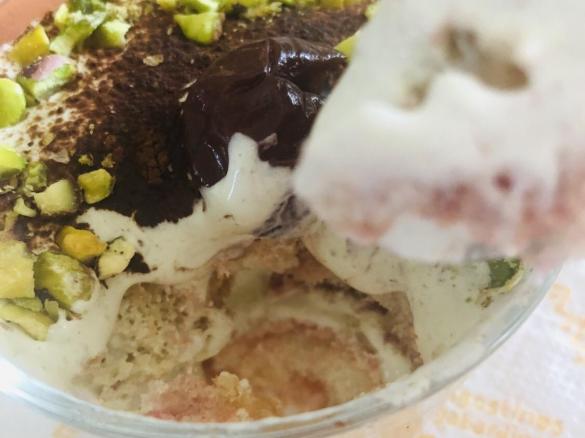 Tiramisu’ al pistacchio con sorpresa (ciliegie)