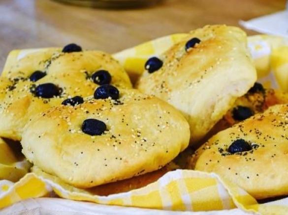 Focaccine alle olive, sesamo e semi di papavero