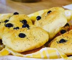 Focaccine alle olive, sesamo e semi di papavero