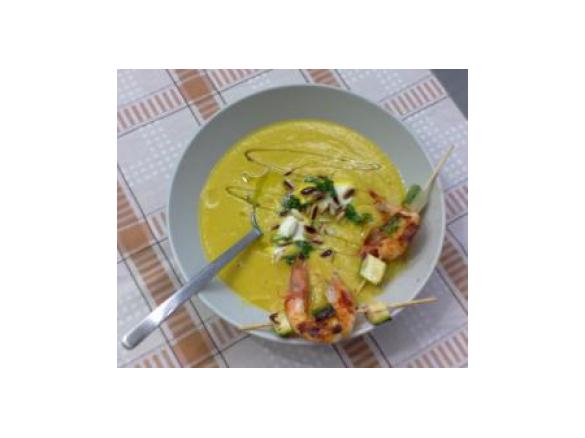 Vellutata di peperoni con panna acida e spiedini di gamberi