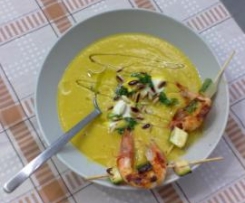 Vellutata di peperoni con panna acida e spiedini di gamberi