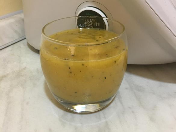 Smoothie al mango, banana e frutto della passione