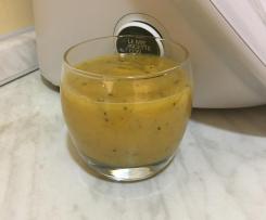 Smoothie al mango, banana e frutto della passione