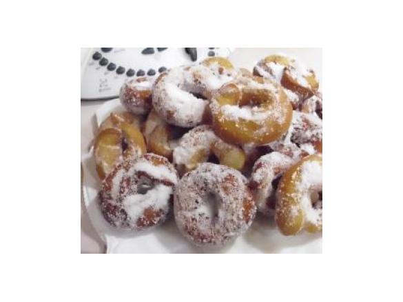 ciambelle fritte infarinate nello zucchero e cannella (CARNEVALE)