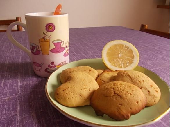 Biscotti morbidi e profumati al limone e aroma di fiori d'arancio