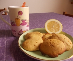 Biscotti morbidi e profumati al limone e aroma di fiori d'arancio