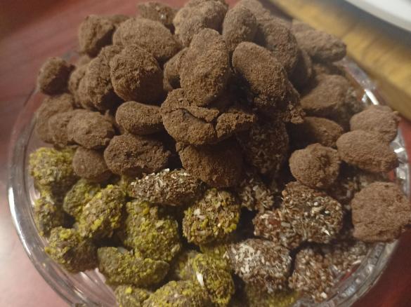 Mandorle al cioccolato ricoperte al cacao, cocco e pistacchio
