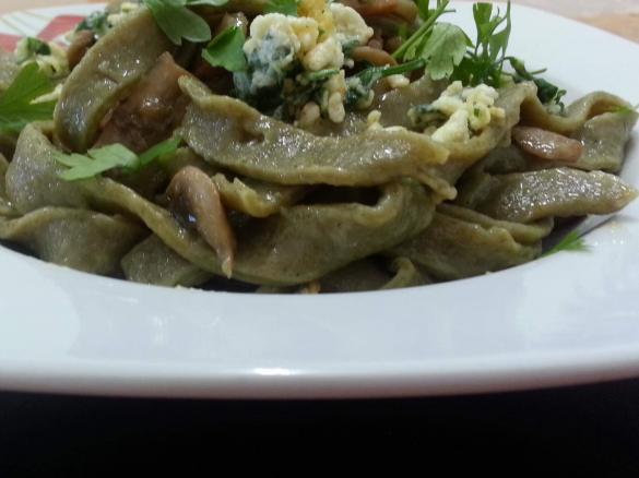 Fettuccine agli spinaci rossi con funghi e pancetta