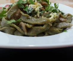 Fettuccine agli spinaci rossi con funghi e pancetta