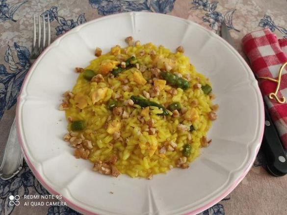 Risotto allo zafferano e prosecco con salmone fresco, asparagi e granella di noci
