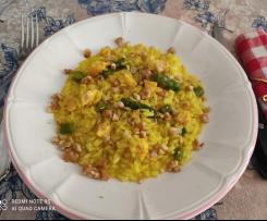 Risotto allo zafferano e prosecco con salmone fresco, asparagi e granella di noci