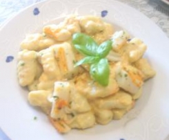 gnocchi di ricotta con  pesto a crudo e surimi
