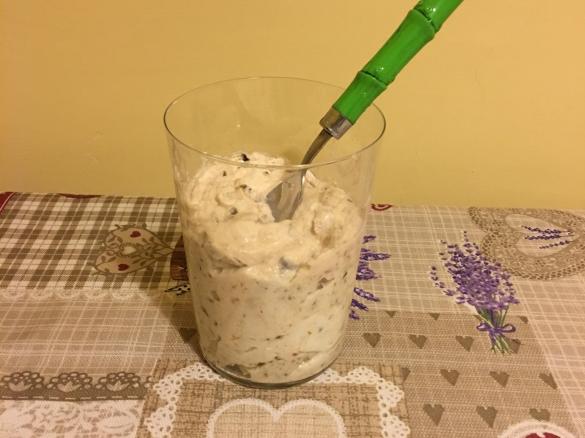 Crema di yogurt greco, prugne e mandorle