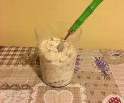 Crema di yogurt greco, prugne e mandorle