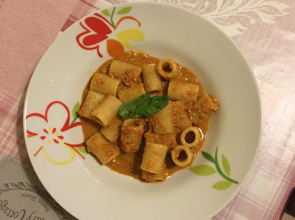 Pasta al sugo di peperoni crudi e noci