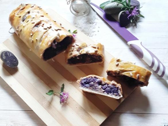 Strudel salato pasta matta ripieno di patate viola  speck e mozzarella  a  fette