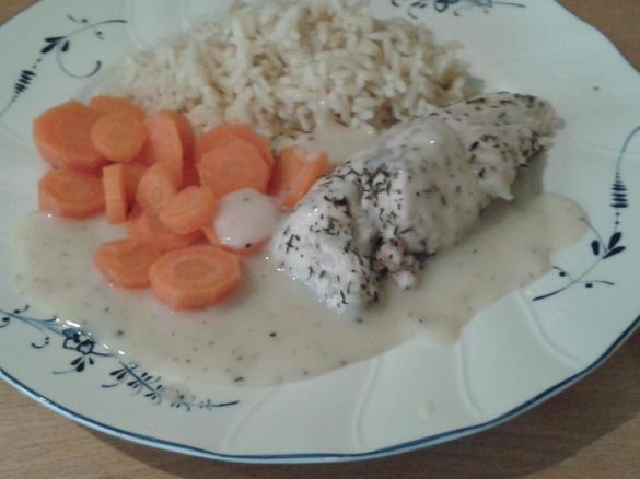 "all-in-one" Petto di pollo con carote, riso e salsa all´aneto