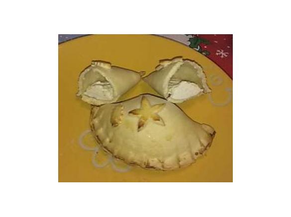 calzoncelli di pasta brisè ripieni di ricotta e prosciutto cotto