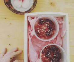 Budino fragole e mandorle con confettura di ciliegie (vegan)