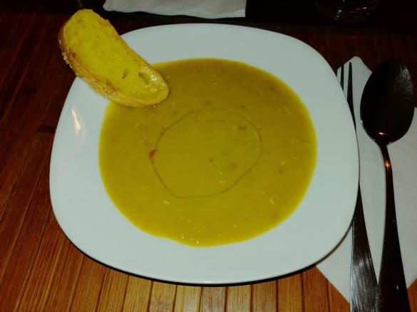 Zuppa saporita di piselli secchi