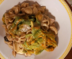 Orecchiette integrali con fiori di zucca, olive e lardo 
