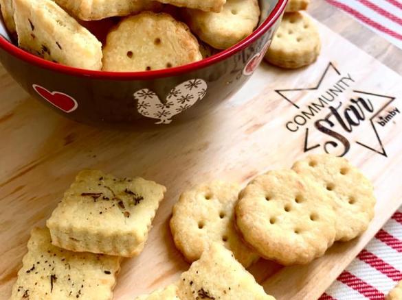 Frollini salati con sale aromatizzato al rosmarino