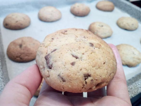 Cookies noci, nocciole e gocce di cioccolato