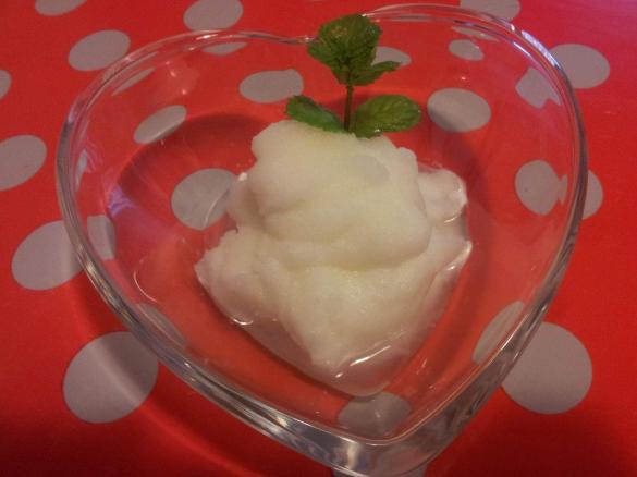 Sorbetto al limone aromatizzato alla menta, salvia e limonina