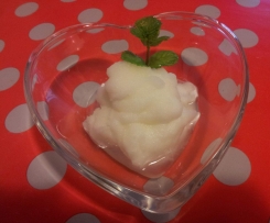 Sorbetto al limone aromatizzato alla menta, salvia e limonina