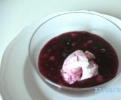 Rote Gruetze (Dessert ai frutti di bosco)