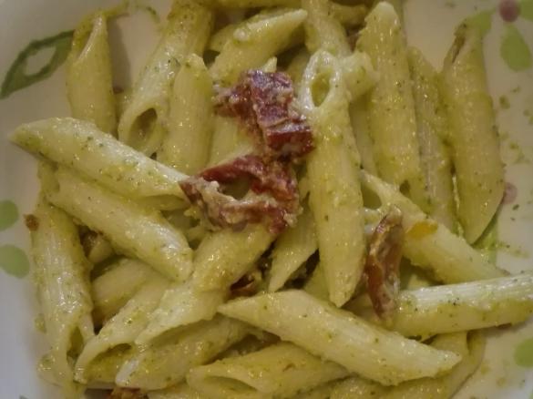 Penne con Crema di Zucchine e Pomodori Secchi