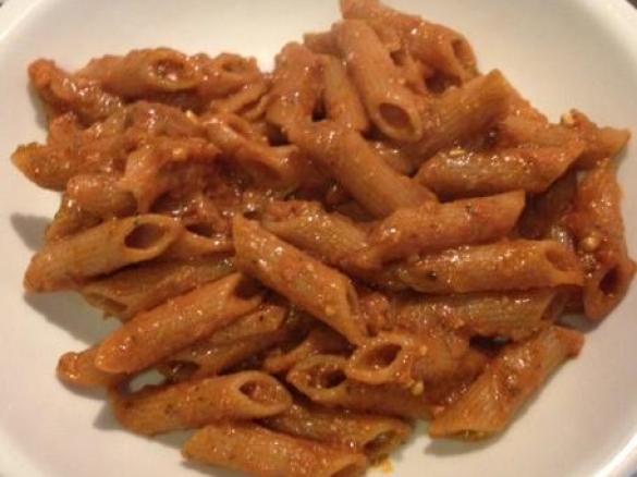 Penne integrali con ragù di carote e pesto