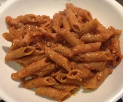 Penne integrali con ragù di carote e pesto