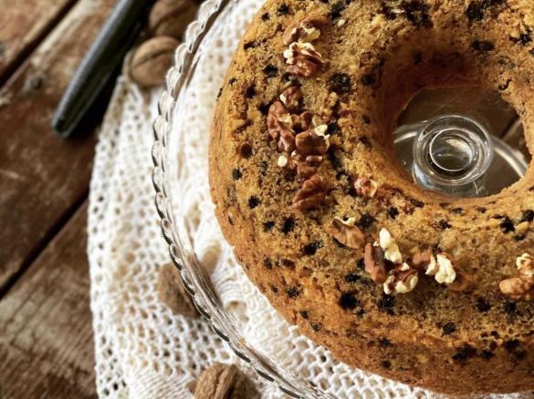 Torta di noci e gocce di cioccolato